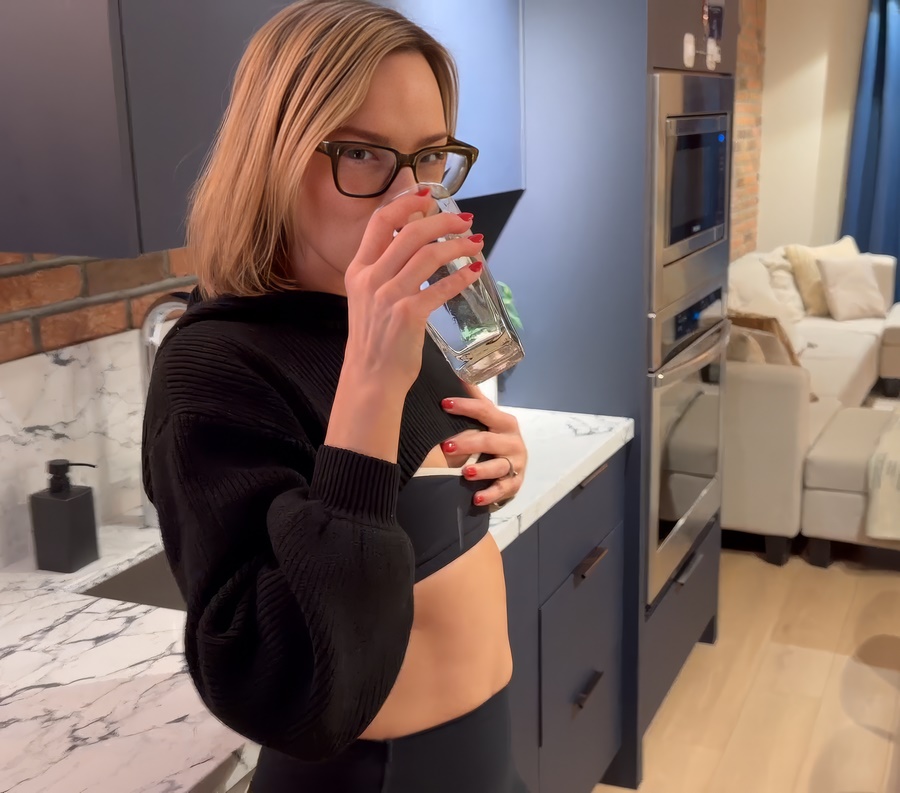 Serenity Cox Wife Fucked In Yoga Pants After Workout Session By Husband's Friend And Gets a Creampie